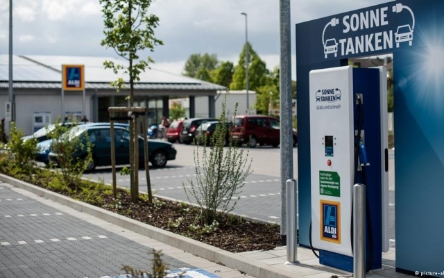 На парковках немецкой сети дискаунтеров Aldi устанавливают бесплатные зарядные станции