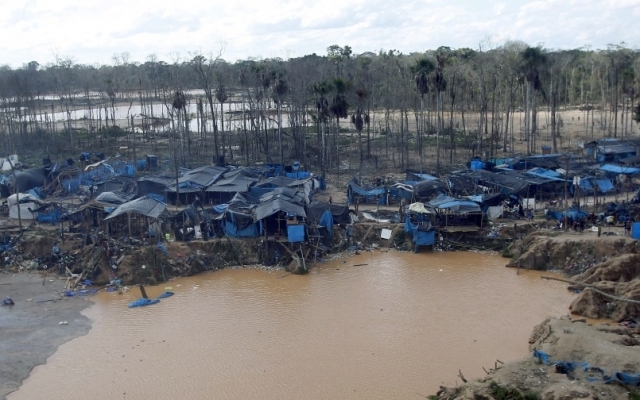 Лагерь незаконных старателей в южной части Амазонии Мадре-де-Диос