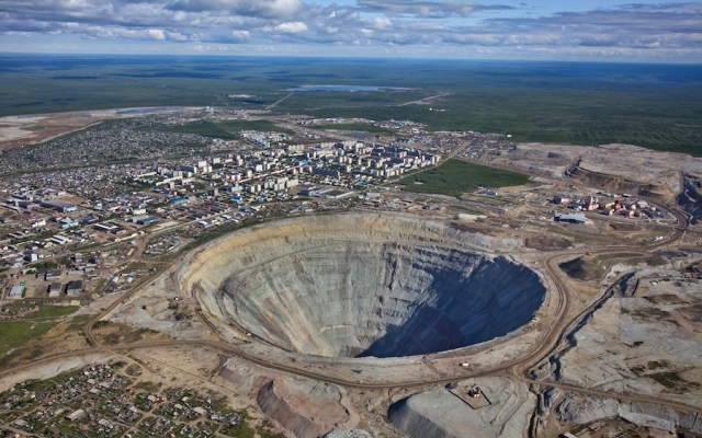 Теперь закрытая карьера на шахте «Мир» в городе Мирный, Якутия.
