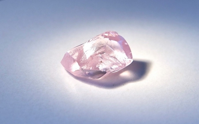 Впечатляющий розовый камень 