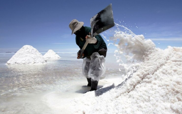 Местные жители собирают соль с самого большого в мире солончака Уюни