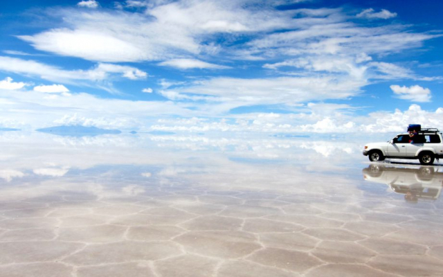 Салар Уюни в Боливии является крупнейшей в мире соляной равниной.