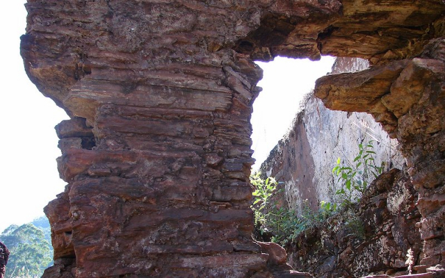 Руины на исторической шахте Gongo Soco в Бразилии