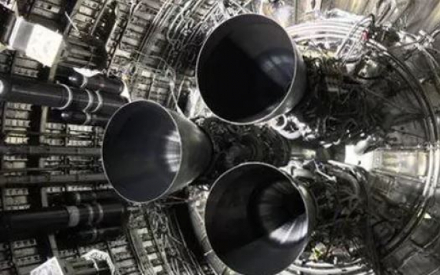 Крупный план трех двигателей SpaceX Raptor