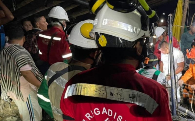 Спасательные команды на нелегальной шахте в департаменте Калдас