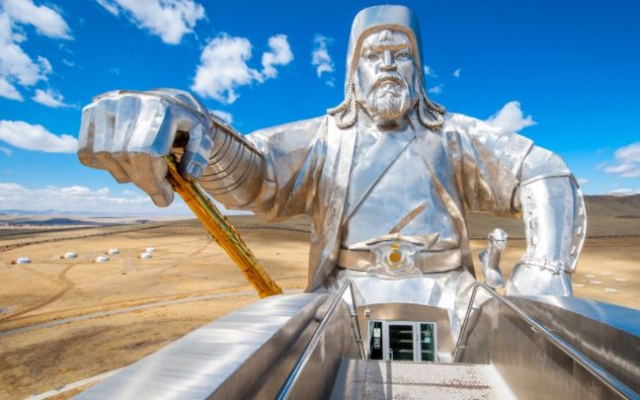 Статуя Чингисхана на берегу реки Туул в 500 км к северу от рудника Ою Толгой