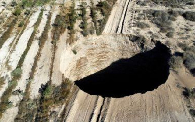 воронка обнаружена в зоне добычи полезных ископаемых на медном руднике Алькапарроса на севере Чили.
