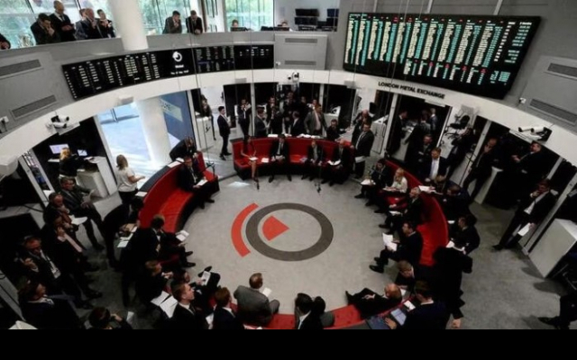 Трейдеры работают в зале Лондонской биржи металлов в Лондоне