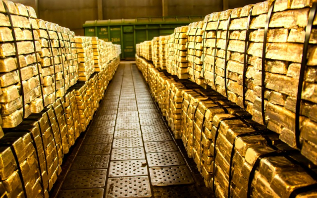 золото выросло на 0,9% до $1960,55 за унцию