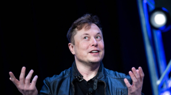 Генеральный директор Tesla Илон Маск выступает на Battery Day 2020 