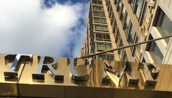 Equity Residential, владеющая тремя из таких раскошных зданий с живописными видами на реку Гудзон, начала демонтаж больших золотых букв Trump Palace