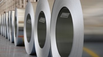 Рулоны холоднокатаной стали на участке листоотделки