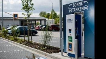 На парковках немецкой сети дискаунтеров Aldi устанавливают бесплатные зарядные станции