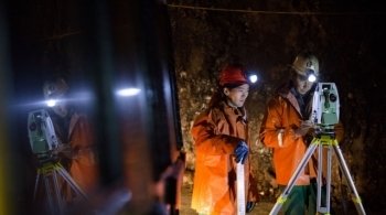 Геодезисты. Шахта в Удачном, Республика Саха, Россия.