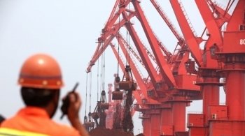 поставки железной руды 