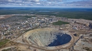 Теперь закрытая карьера на шахте «Мир» в городе Мирный, Якутия.