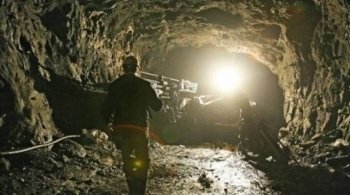 принято решение провести ряд узконаправленных взрывов для расширения прохода между карьером и шахтой