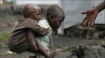 Ребенок в Конго измельчает кобальтовую руду, чтобы заработать на еду