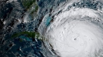 центр Ирмы перемещается над сушей, где ураган должен потерять интенсивность