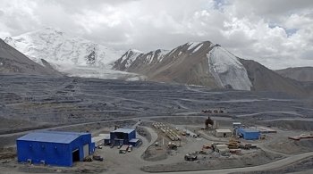 Шахта Кумтор расположена недалеко от китайской границы на высоте 4000 метров