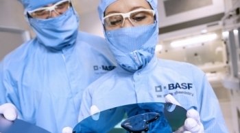 Лаборанты проверяют смачивающие свойства кремниевой пластины после обработки Planapur®, полирующего материала, который содержит наночастицы