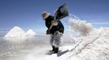 Местные жители собирают соль с самого большого в мире солончака Уюни