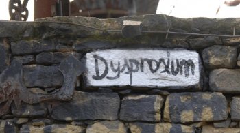 редкоземельные металлы различаются по своему парамагнетизму или по степени их притяжения к магнитным полям. 