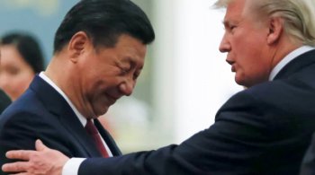 Президент Китая Си Цзиньпин (слева) и президент США Дональд Трамп присутствуют на государственном ужине в Большом зале народных собраний в Пекине 