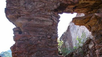 Руины на исторической шахте Gongo Soco в Бразилии