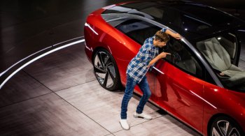 Volkswagen опередил калифорнийского автопроизводителя по объему кобальта, использованного в производстве