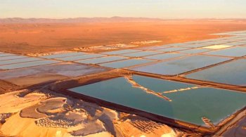 Пруды для выпаривания в Атакаме, северная часть Чили.