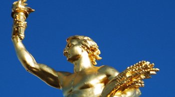 Статуя Золотого мальчика