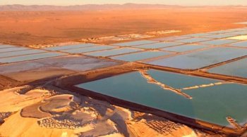 Испарение литиевых прудов в Атакаме, север Чили.