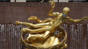 Знаменитые статуи Рокфеллеровского центра тоже носят маски