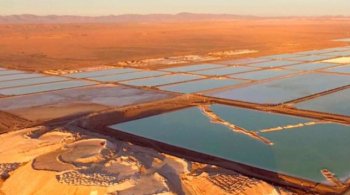 участки обработки литиевого рудника SQM на соляной равнине Атакама