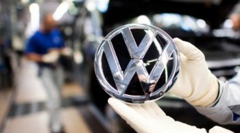 следующий VW Golf, бестселлер компании, не должен производиться Tesla или поставляться из Китая