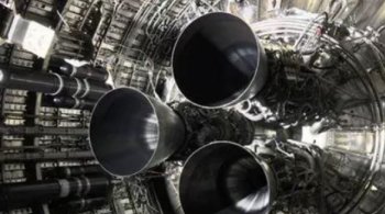 Крупный план трех двигателей SpaceX Raptor