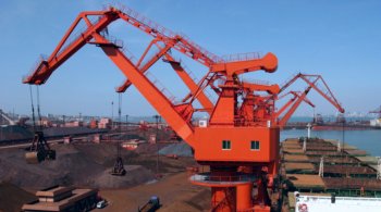 поставки железной руды