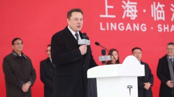 Илон Маск на церемонии закладки фундамента на Tesla Shanghai Gigafactory в январе 2019 года