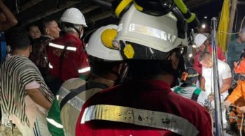 Спасательные команды на нелегальной шахте в департаменте Калдас