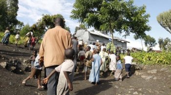 дети Конго идут на работу