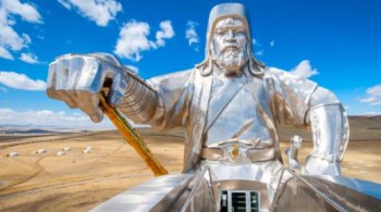 Статуя Чингисхана на берегу реки Туул в 500 км к северу от рудника Ою Толгой