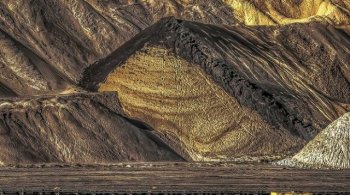  Золотодобывающая промышленность включает 339 крупных золотых приисков