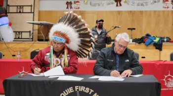 Глава первой нации Webequie Корнелиус Вабасс и исполняющий обязанности генерального директора Ring of Fire Metals Стивен Флевелинг