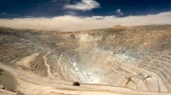 Чукикамата — крупнейший в мире медный рудник открытого типа по объему выработанных полезных ископаемых
