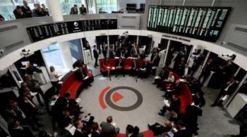 Трейдеры работают в зале Лондонской биржи металлов в Лондоне