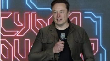Илон Маск на ежегодном собрании акционеров Tesla в 2024 году